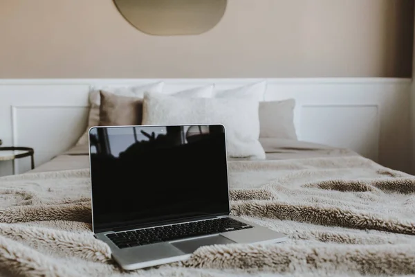 Portátil Pantalla Blanco Cama Con Almohadas Delante Pared Beige Trabajo — Foto de Stock