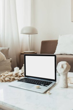Mermer masada boş ekran laptop. Uzay modelleme şablonunu kopyala. İç tasarım kompozisyonu. Sosyal medya, web sitesi, blog için ev konseptinde çalışma.