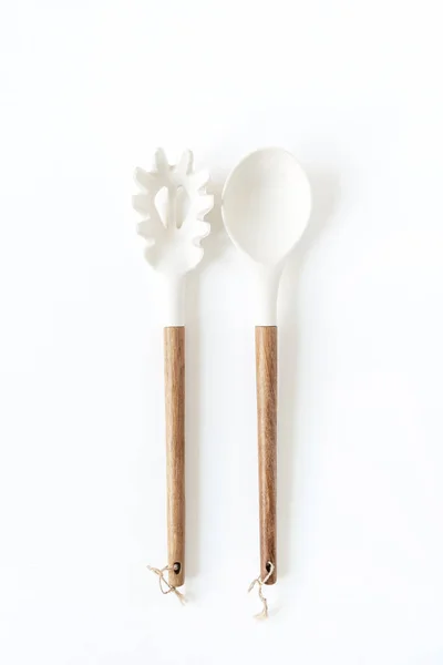 色拉盛餐具 勺子和叉子叉在白色背景上 最小厨房用具概念 — 图库照片