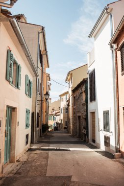 Seyahat yaz konsepti. Avrupa, Hırvatistan, Istria bölgesi, Rovinj 'in eski şehir görüşü. Panjurlu eski binaları olan boş bir cadde..  