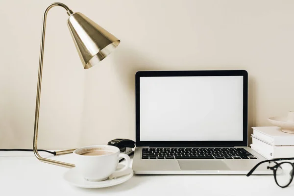 Laptop Ohne Bildschirm Schreibtischarbeitsplatz Für Das Home Office Mit Kaffee — Stockfoto