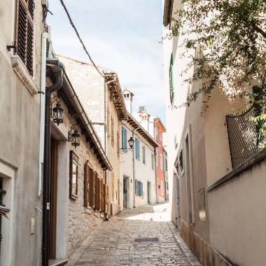 Seyahat yaz konsepti. Avrupa, Hırvatistan, Istria bölgesi, Rovinj 'in eski şehir görüşü. Panjurlu eski binaları olan boş bir cadde..  
