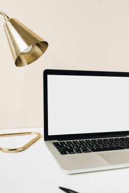 Boş ekran laptoplu ofis masası çalışma alanı. Boşluk düzenleme şablonunu kopyala.