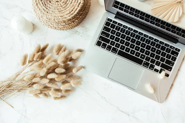 Laptop Ramuri Plante Bronzate Buchet Masa Marmura Spațiu Lucru Birou — Fotografie, imagine de stoc