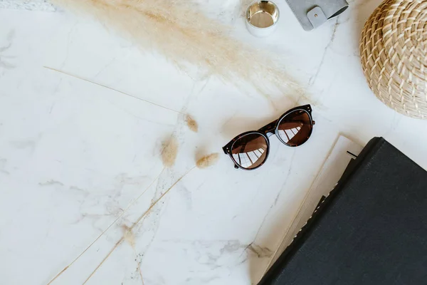 Composición Estilo Vida Moda Con Gafas Sol Libros Cesta Paja —  Fotos de Stock