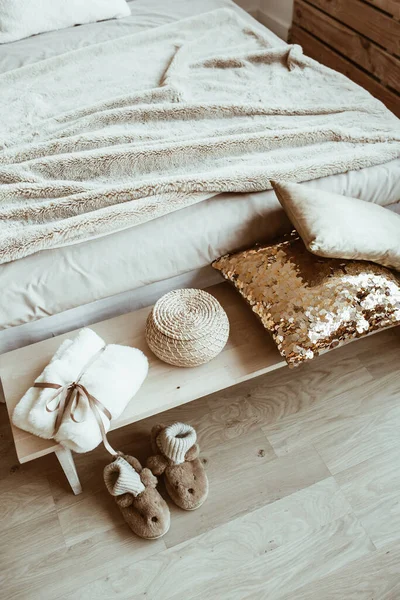 Bequemes Bett Bettwäsche Kissen Hausschuhe Strohkorb Morgenmantel Modernes Klassisches Interieur — Stockfoto