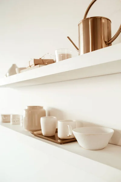 架子上白色底座的厨房用具 时尚的现代厨房设计理念 — 图库照片