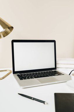 Boş ekran laptoplu ofis masası çalışma alanı. Boşluk düzenleme şablonunu kopyala.