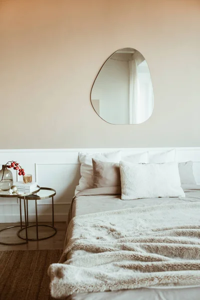 风格别致的米色卧室 配有床 亚麻布 床头柜 红莓花束 现代经典室内设计 舒适的家客厅 — 图库照片