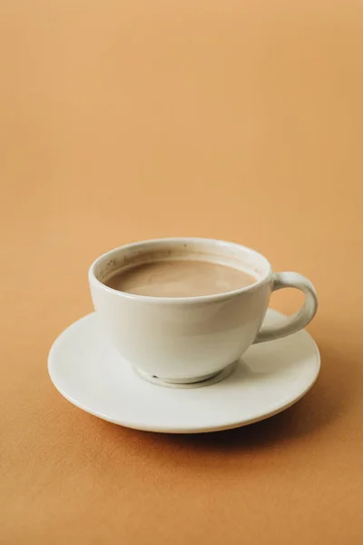 Чашка Кофе Молоком Имбирном Фоне — стоковое фото