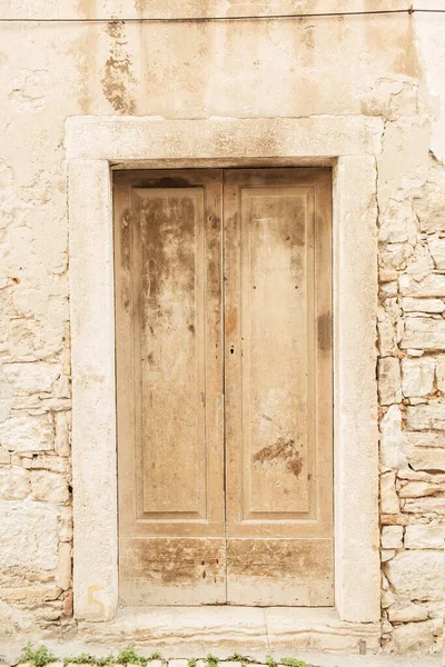克罗地亚杜布罗夫尼克 2019年 用老式米黄色木门的石头建筑 旅行概念 — 图库照片