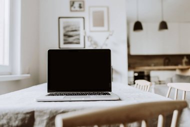 Boş ekran laptop. Merkez ofis masa çalışma alanı. Modern İskandinav iç tasarımı. Boşluk düzenleme şablonunu kopyala.