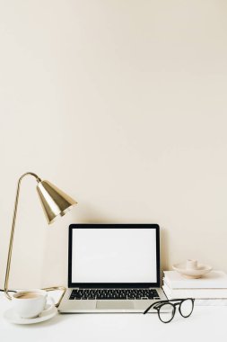 Boş ekran laptop. Merkez ofis masa çalışma alanı. Boşluk düzenleme şablonunu kopyala.