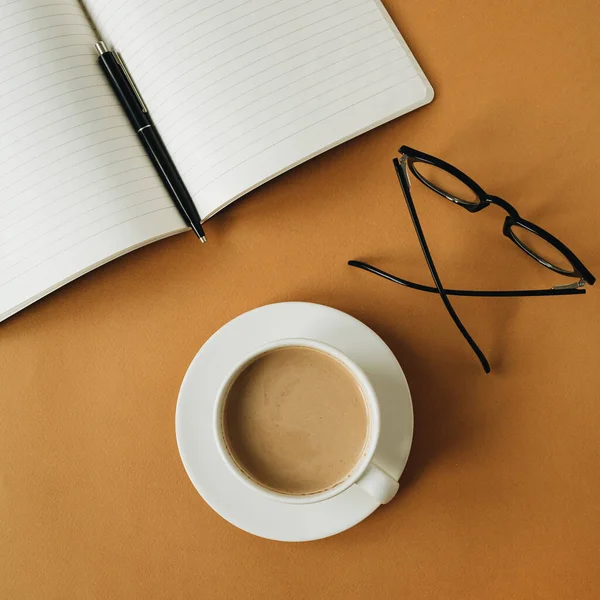 Moderner Schreibtisch Home Office Mit Notizbuch Tasse Kaffee Gläser Auf — Stockfoto