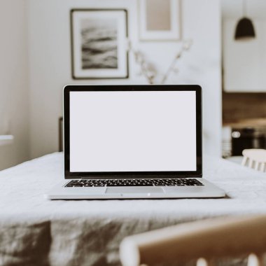 Boş ekran laptop. Merkez ofis masa çalışma alanı. Modern İskandinav iç tasarım şablonu.
