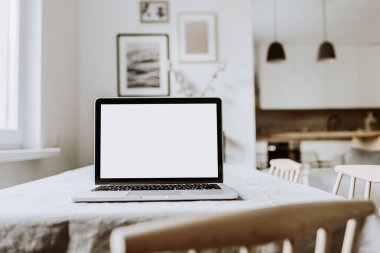 Boş ekran laptop. Merkez ofis masa çalışma alanı. Modern İskandinav iç tasarımı. Uzay modelleme şablonunu kopyala. Front view serbest yazar, blog yazarı iş konsepti.