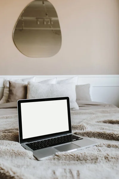 Portátil Pantalla Blanco Cama Con Almohadas Delante Pared Beige Copiar — Foto de Stock