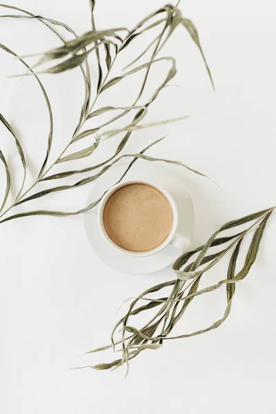 白を基調とした濃い緑色の植物とコーヒーカップ — ストック写真