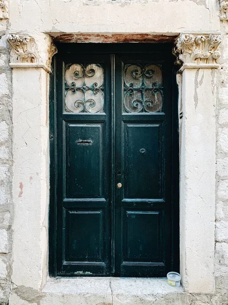 Dubrovnik Kroatien 2019 Gammal Vintage Grön Trädörr Traditionell Europeisk Arkitektur — Stockfoto