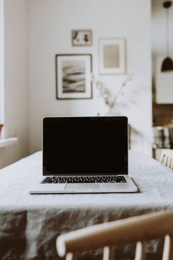 Boş ekran laptop. Merkez ofis masa çalışma alanı. Modern İskandinav iç tasarımı. Boşluk düzenleme şablonunu kopyala.