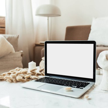 Mermer masada boş ekran laptop. Uzay modelleme şablonunu kopyala. İç tasarım kompozisyonu. Sosyal medya, web sitesi, blog için ev konseptinde çalışma.