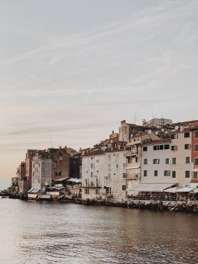 Eski renkli Rovinj, Istria, Hırvatistan 'da güzel bir günbatımı.