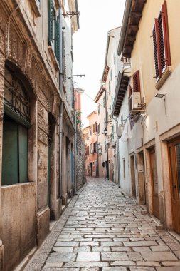 2019, Avrupa, Hırvatistan, Rovinj. Eski kasabanın mimarisi, Rovinj 'in ıssız dar sokağı. Seyahat, macera konsepti. Şehir arkaplanı.