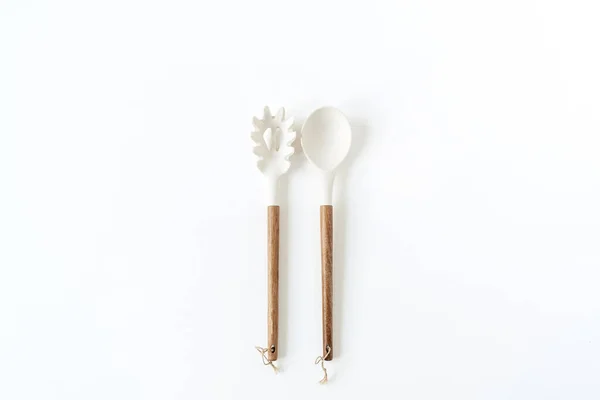 色拉盛餐具 白色背景上的木制勺子和叉子 最小厨房用具概念 — 图库照片