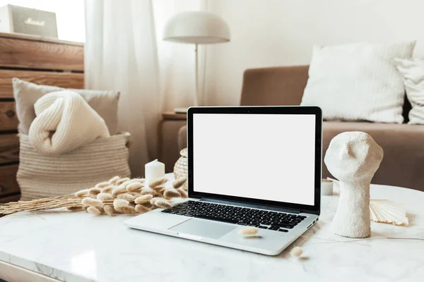 Blanco Scherm Laptop Marmeren Tafel Kopieer Ruimte Model Template Interieur — Stockfoto
