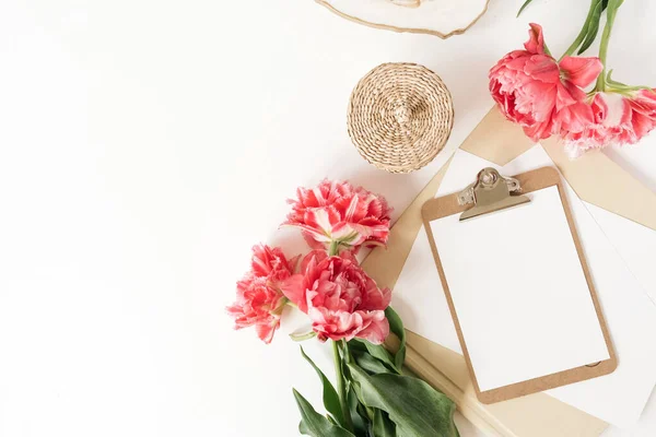 剪贴板平板与空白单张复制空间和粉红色花的白色背景 平面布局 顶部视图模板 女性办公室办公空间 — 图库照片