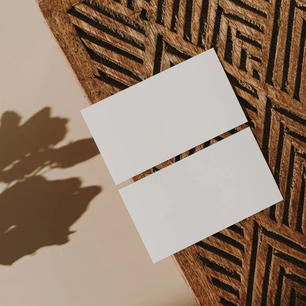 空白纸片卡片 仿制空间 木制棺材和干燥的花朵阳光阴影米色背景 最小的商业品牌模板 平躺在地上 俯瞰四周 — 图库照片