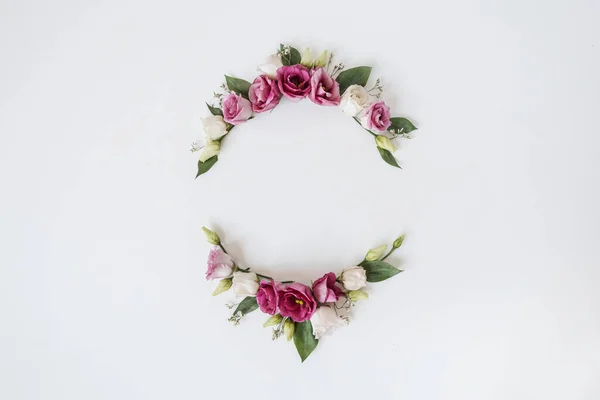 Cornice Rotonda Fiori Rose Sfondo Bianco Posa Piatta Vista Dall — Foto Stock