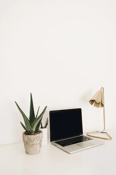 Laptop Med Blank Kopia Utrymme Skärm Vitt Bord Med Gyllene — Stockfoto