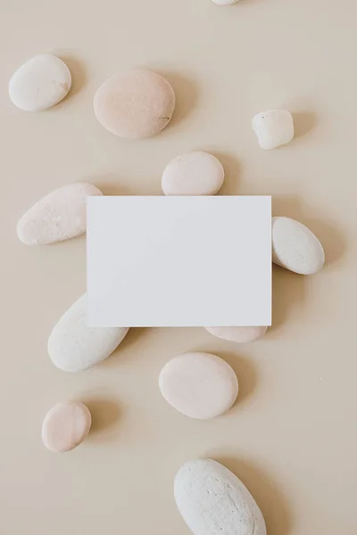 Prázdná Papírová Karta Prázdným Kopírovacím Místem Kameny Béžovém Pozadí Flat — Stock fotografie