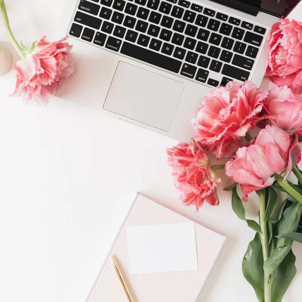 Laptop Hoja Papel Blanco Flores Tulipán Peonía Rosa Mesa Blanca —  Fotos de Stock