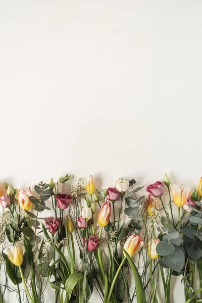 Flores Colores Tulipanes Eucaliptos Rosas Sobre Fondo Blanco Piso Laico — Foto de Stock