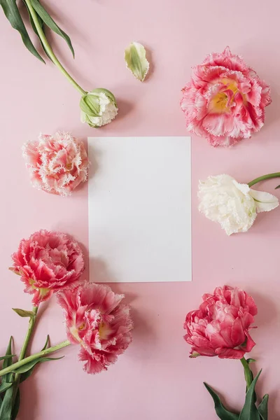 Leere Papierbögen Rundem Rahmen Aus Rosa Und Weißen Tulpenblüten Auf — Stockfoto