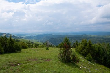Bulutlu havada kır manzarası