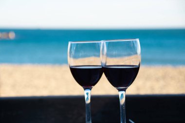 Sahilde iki kadeh şarap.