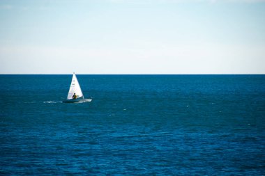 Denizde yelken açan bir tekne