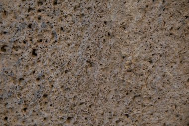 Taş uçurum yapısı yakın.