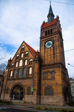 Bulutlu bir gökyüzüne karşı Katolik Katedrali