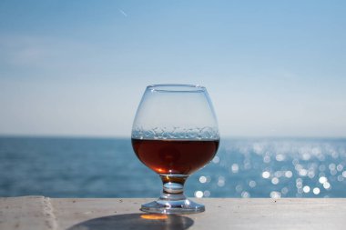 Konyak bardağı. Ufuk manzarası