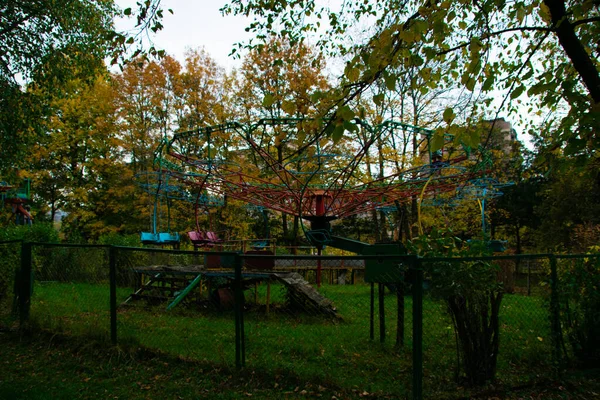 Egy Elhagyatott Vidámpark Törött Kocsikkal Gyerekeknek — Stock Fotó