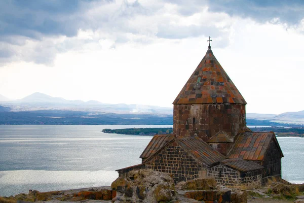 Güzel manzaralı eski bir manastır.
