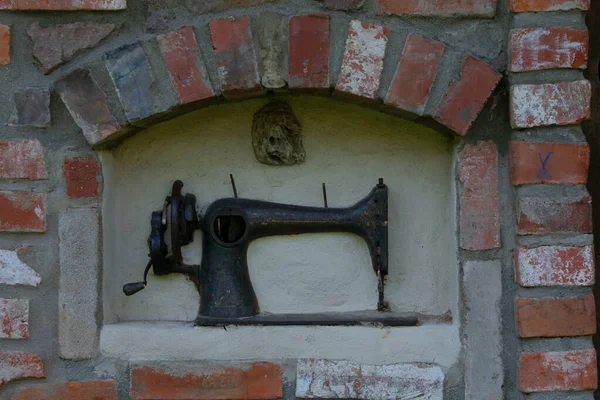 Alte Nähmaschine Der Wand — Stockfoto