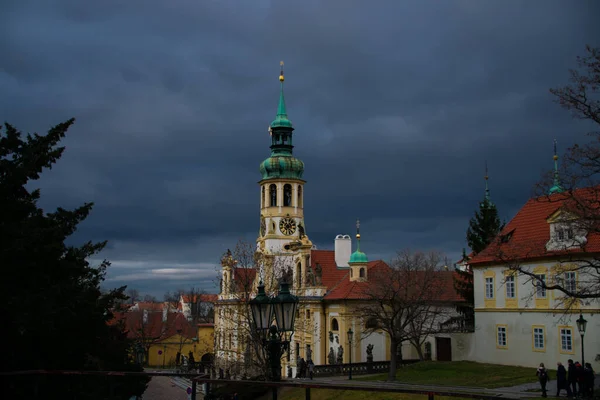 Kara Bulutlu Gökyüzüne Karşı Katolik Katedrali — Stok fotoğraf