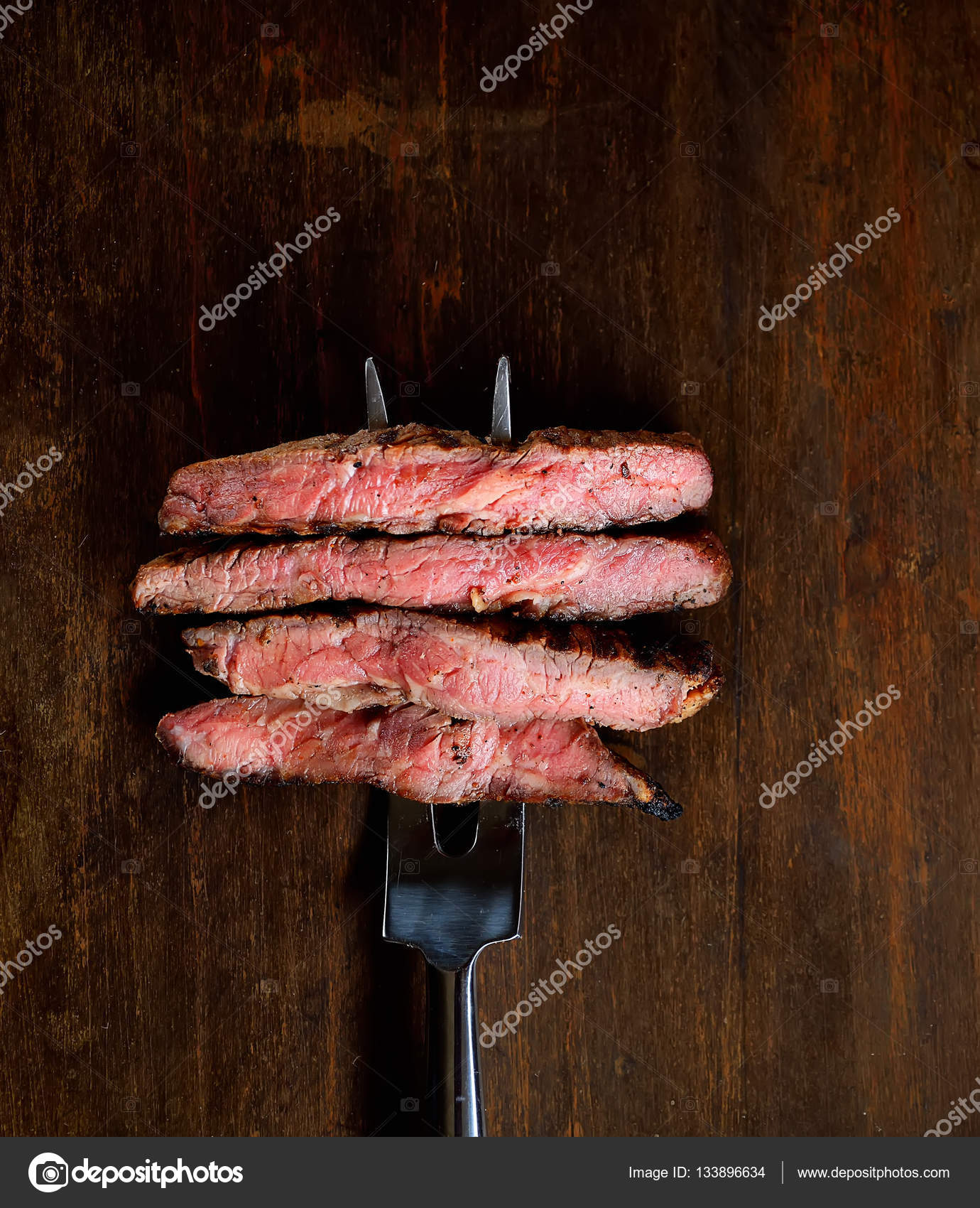 Dilim orta az pişmiş biftek antrikot ızgara — Stok Foto © venge.mail.ua