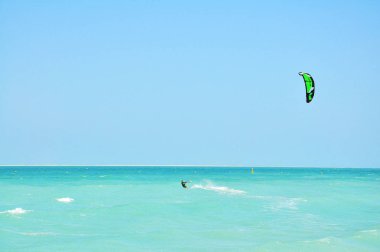 Dubai Jumeirah Beach uçurtma sörfü