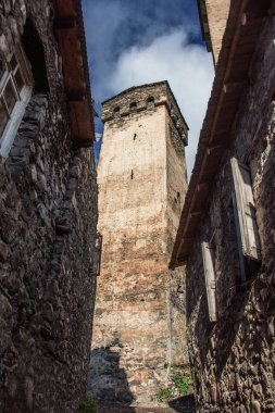 Mestia, Gürcistan - 09 Ekim 2017: Mestia, Kafkas Dağları ilinde üst Svaneti dağlık townlet tarihi savunma kuleleri.